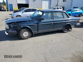 1993 Volvo 240 z VIN YV1AS8317P1486371, wystawiony jako Copart lot #51696735 z przebiegiem 118 630 mil mil oraz Szkoda całkowita • Salvage title. Historia ofert i sprzedaży dostępna na DreamBid. Obrazek 1.