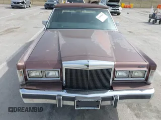 1988 Lincoln Town Car z VIN 1LNBM82F1JY730690, wystawiony jako IAAI lot #41749629 z przebiegiem 96 559 mil mil oraz . Historia ofert i sprzedaży dostępna na DreamBid. Obrazek 6.