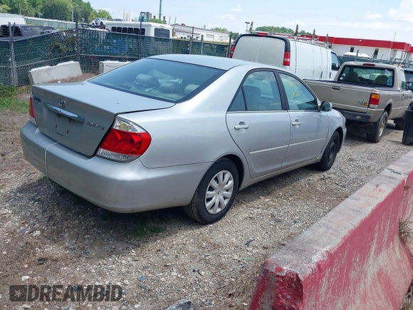 2005 Toyota Camry LE z VIN 4T1BE30K95U042336, wystawiony jako IAAI lot #42457598 z przebiegiem 270 991 mil mil oraz . Historia ofert i sprzedaży dostępna na DreamBid. Obrazek 4.