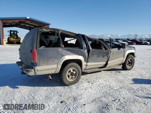 1996 Chevrolet Suburban z VIN 1GNFK16R0TJ417592, wystawiony jako Copart lot #42424015 z przebiegiem 238 536 mil mil oraz Czysty tytuł • Clean title. Historia ofert i sprzedaży dostępna na DreamBid. Obrazek 3.