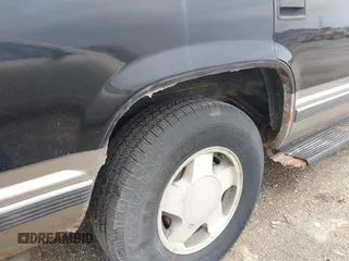 1998 GMC Yukon with VIN 1GKEK13R9WJ734112, listed as a IAAI auction lot 42072548 with 226,061 mi miles. Bid and sale history available at carsss.com. Image 13.
