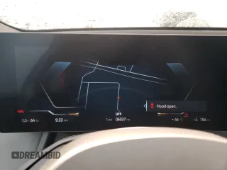 2023 BMW iX xDrive50 z VIN WB523CF04PCM84946, wystawiony jako Copart lot #47995414 z przebiegiem 6037 mil mil oraz . Historia ofert i sprzedaży dostępna na DreamBid. Obrazek 9.