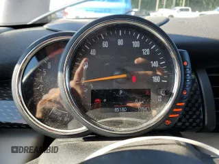 2016 MINI Hardtop 4 Door S z VIN WMWXU3C52G2B67552, wystawiony jako Copart lot #55983245 z przebiegiem 85 180 mil mil oraz Szkody całkowita. Historia ofert i sprzedaży dostępna na DreamBid. Obrazek 9.