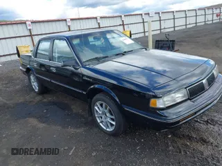 1994 Oldsmobile Cutlass Ciera S z VIN 1G3AG55MXR6379463, wystawiony jako IAAI lot #42000577 z przebiegiem 152 237 mil mil oraz . Historia ofert i sprzedaży dostępna na DreamBid. Obrazek 1.