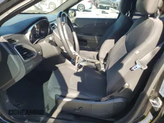2012 Chrysler 200 Touring z VIN 1C3CCBBG0CN277060, wystawiony jako Copart lot #57295715 z przebiegiem 140 979 mil mil oraz Szkoda całkowita • Salvage title. Historia ofert i sprzedaży dostępna na DreamBid. Obrazek 7.