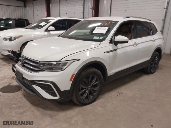 2022 Volkswagen Tiguan SE with VIN 3VV2B7AX0NM037109, listed as a IAAI auction lot 41727503 with 37,637 mi miles. Bid and sale history available at carsss.com. Image 2.