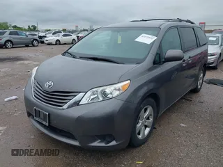 2015 Toyota Sienna LE AAS z VIN 5TDKK3DCXFS612396, wystawiony jako IAAI lot #42172932 z przebiegiem 90 440 mil mil oraz . Historia ofert i sprzedaży dostępna na DreamBid. Obrazek 18.