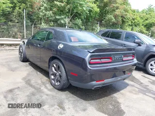 2018 Dodge Challenger SXT z VIN 2C3CDZAG1JH143140, wystawiony jako IAAI lot #42289674 z przebiegiem 79 764 mil mil oraz . Historia ofert i sprzedaży dostępna na DreamBid. Obrazek 3.