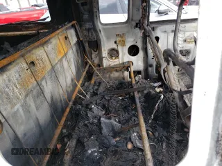 1998 Dodge 2500 z VIN 1B7KC23W1WJ160340, wystawiony jako Copart lot #88930925 z przebiegiem Nie podano mil oraz Szkoda całkowita • Salvage title. Historia ofert i sprzedaży dostępna na DreamBid. Obrazek 10.