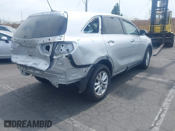 2019 Kia Sorento L with VIN 5XYPG4A30KG575383, listed as a IAAI auction lot 41958901 with 102,797 mi miles. Bid and sale history available at carsss.com. Image 4.