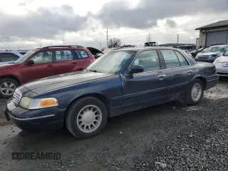 2002 Ford Crown Victoria LX z VIN 2FAFP74W52X152332, wystawiony jako Copart lot #47462955 z przebiegiem 205 842 mil mil oraz Szkody całkowita. Historia ofert i sprzedaży dostępna na DreamBid. Obrazek 1.