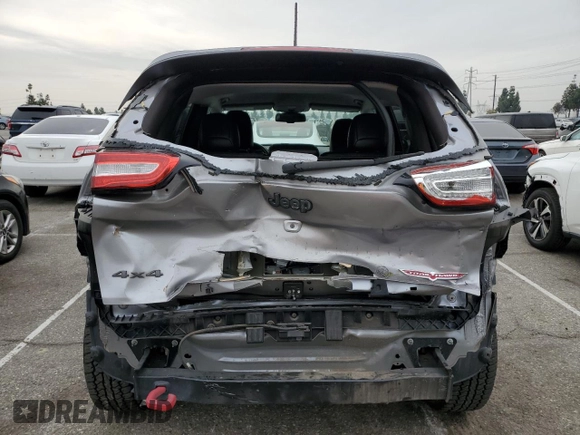 2018 Jeep Cherokee Trailhawk z VIN 1C4PJMBB8JD582506, wystawiony jako Copart lot #47898025 z przebiegiem 72 674 mil mil oraz Szkoda całkowita • Salvage title. Historia ofert i sprzedaży dostępna na DreamBid. Obrazek 6.