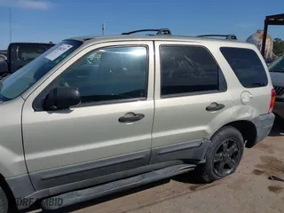 2005 Ford Escape XLT with VIN 1FMYU93135KC44135, listed as a IAAI auction lot 42002351 with 185,569 mi miles. Bid and sale history available at carsss.com. Image 14.