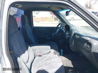 1998 GMC Sonoma with VIN 1GTCS1443W8543587, listed as a IAAI auction lot 41810870 with 164,342 mi miles. Bid and sale history available at carsss.com. Image 5.