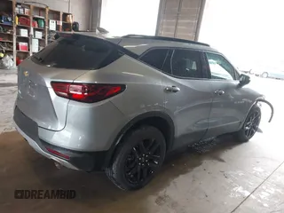 2024 Chevrolet Blazer LT z VIN 3GNKBJRS4RS128378, wystawiony jako IAAI lot #42247986 z przebiegiem 30 839 mil mil oraz . Historia ofert i sprzedaży dostępna na DreamBid. Obrazek 4.