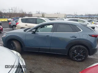 2024 Mazda CX-30 S Carbon Edition z VIN 3MVDMBCM7RM606050, wystawiony jako IAAI lot #41807459 z przebiegiem 7908 mil mil oraz . Historia ofert i sprzedaży dostępna na DreamBid. Obrazek 14.