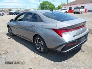 2024 Hyundai Elantra SEL z VIN KMHLS4DG3RU836490, wystawiony jako IAAI lot #42309437 z przebiegiem 7 679 mil mil oraz . Historia ofert i sprzedaży dostępna na DreamBid. Obrazek 3.