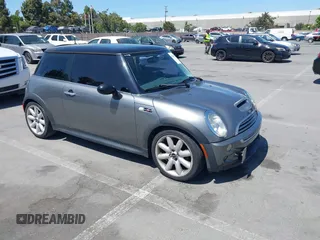 2004 MINI Hardtop S z VIN WMWRE33444TD89531, wystawiony jako IAAI lot #42541724 z przebiegiem 208 827 mil mil oraz . Historia ofert i sprzedaży dostępna na DreamBid. Obrazek 1.