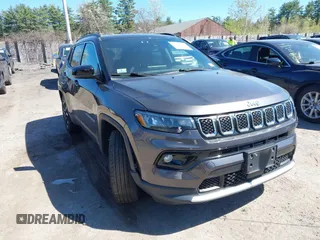 2023 Jeep Compass Limited z VIN 3C4NJDCN5PT505787, wystawiony jako IAAI lot #42145902 z przebiegiem 12 302 mil mil oraz . Historia ofert i sprzedaży dostępna na DreamBid. Obrazek 1.