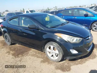 2013 Hyundai Elantra GLS z VIN KMHDH4AEXDU933572, wystawiony jako IAAI lot #42394567 z przebiegiem Nie podano mil oraz . Historia ofert i sprzedaży dostępna na DreamBid. Obrazek 1.
