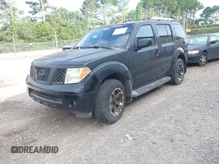 2005 Nissan Pathfinder XE z VIN 5N1AR18W15C722121, wystawiony jako IAAI lot #42465968 z przebiegiem 169 283 mil mil oraz . Historia ofert i sprzedaży dostępna na DreamBid. Obrazek 2.