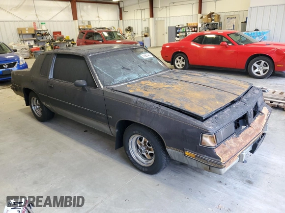 1987 Oldsmobile Cutlass z VIN 1G3GR1195HP307304, wystawiony jako Copart lot #83901444 z przebiegiem 4856 mil mil oraz Nie do naprawy. Historia ofert i sprzedaży dostępna na DreamBid. Obrazek 4.
