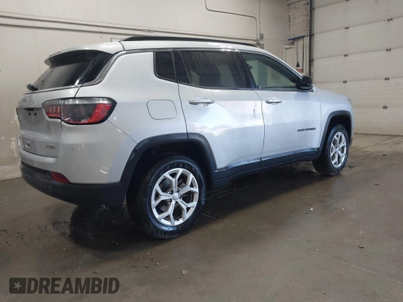 2024 Jeep Compass Latitude z VIN 3C4NJDBN5RT116961, wystawiony jako IAAI lot #42661118 z przebiegiem 24 175 mil mil oraz . Historia ofert i sprzedaży dostępna na DreamBid. Obrazek 4.