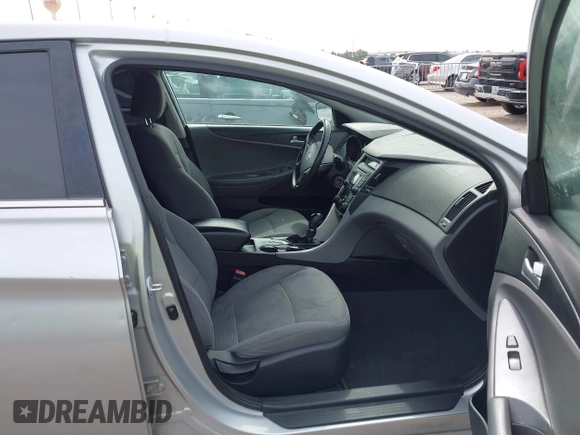 2013 Hyundai Sonata GLS z VIN 5NPEB4AC7DH677751, wystawiony jako IAAI lot #42267980 z przebiegiem Nie podano mil oraz . Historia ofert i sprzedaży dostępna na DreamBid. Obrazek 5.
