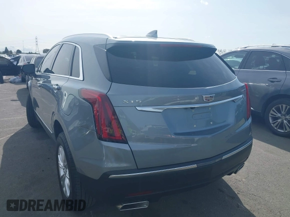 2023 Cadillac XT5 FWD Luxury z VIN 1GYKNAR49PZ137556, wystawiony jako IAAI lot #41934199 z przebiegiem 13 298 mil mil oraz . Historia ofert i sprzedaży dostępna na DreamBid. Obrazek 3.