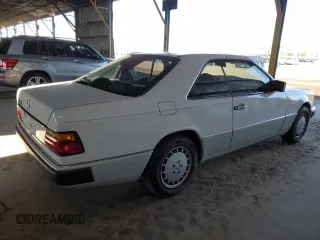 1991 Mercedes-Benz 300 CE с VIN WDBEA51D3MB285660, выставлен на аукционе Copart как лот 49656285 с пробегом 93 772 миль миль и Списание • Salvage title. История ставок и продаж доступна на DreamBid. Изображение 3.