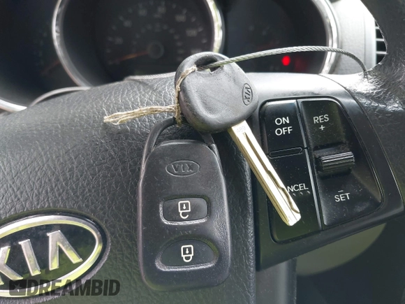 2013 Kia Sorento LX z VIN 5XYKT3A60DG338695, wystawiony jako IAAI lot #42252721 z przebiegiem 200 000 mil mil oraz . Historia ofert i sprzedaży dostępna na DreamBid. Obrazek 11.