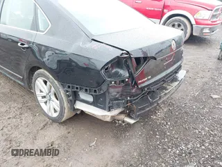 2017 Volkswagen Passat SE z VIN 1VWGT7A30HC031442, wystawiony jako IAAI lot #42008142 z przebiegiem 171 069 mil mil oraz . Historia ofert i sprzedaży dostępna na DreamBid. Obrazek 18.