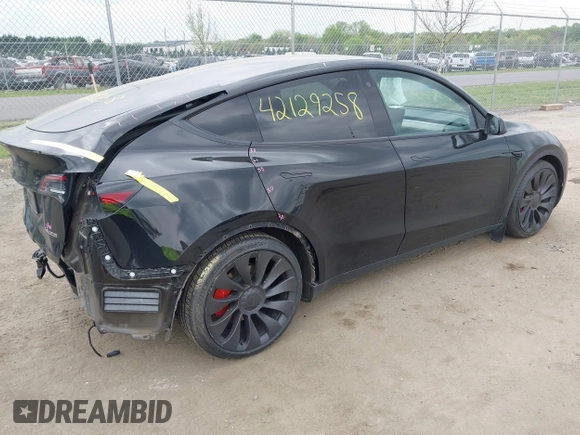 2023 Tesla Model Y Performance z VIN 7SAYGDEF7PF663387, wystawiony jako IAAI lot #42129258 z przebiegiem 42 691 mil mil oraz . Historia ofert i sprzedaży dostępna na DreamBid. Obrazek 4.