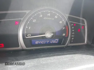 2006 Honda Civic LX z VIN 1HGFA16516L106501, wystawiony jako IAAI lot #42356043 z przebiegiem 184 403 mil mil oraz . Historia ofert i sprzedaży dostępna na DreamBid. Obrazek 7.