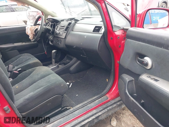 2011 Nissan Versa S z VIN 3N1BC1CP0BL494240, wystawiony jako IAAI lot #41703008 z przebiegiem 182 284 mil mil oraz . Historia ofert i sprzedaży dostępna na DreamBid. Obrazek 5.