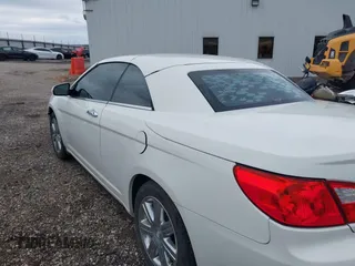 2010 Chrysler Sebring Limited z VIN 1C3BC6EV2AN122617, wystawiony jako IAAI lot #41932002 z przebiegiem 135 264 mil mil oraz . Historia ofert i sprzedaży dostępna na DreamBid. Obrazek 6.