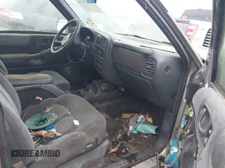 2000 Chevrolet Blazer LT z VIN 1GNDT13WXY2214421, wystawiony jako IAAI lot #41525220 z przebiegiem Nie podano mil oraz . Historia ofert i sprzedaży dostępna na DreamBid. Obrazek 5.