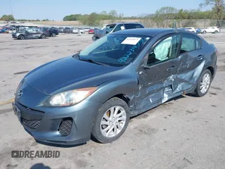 2012 Mazda 3 i Touring z VIN JM1BL1V73C1695634, wystawiony jako IAAI lot #42223477 z przebiegiem 138 302 mil mil oraz . Historia ofert i sprzedaży dostępna na DreamBid. Obrazek 2.
