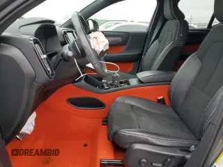 2019 Volvo XC40 R-Design z VIN YV4162UM3K2156744, wystawiony jako Copart lot #55354285 z przebiegiem 39 927 mil mil oraz Szkody całkowita. Historia ofert i sprzedaży dostępna na DreamBid. Obrazek 7.