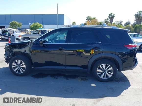 2023 Nissan Pathfinder SL z VIN 5N1DR3CC3PC225385, wystawiony jako IAAI lot #42382457 z przebiegiem 37 738 mil mil oraz . Historia ofert i sprzedaży dostępna na DreamBid. Obrazek 15.