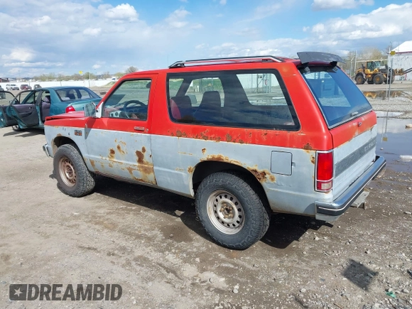 1984 Chevrolet Blazer z VIN 1G8CT18B1E8203630, wystawiony jako IAAI lot #42143372 z przebiegiem 15 mil mil oraz . Historia ofert i sprzedaży dostępna na DreamBid. Obrazek 3.