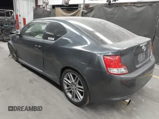 2013 Scion tC z VIN JTKJF5C79D3053026, wystawiony jako IAAI lot #42002429 z przebiegiem 95 774 mil mil oraz . Historia ofert i sprzedaży dostępna na DreamBid. Obrazek 3.