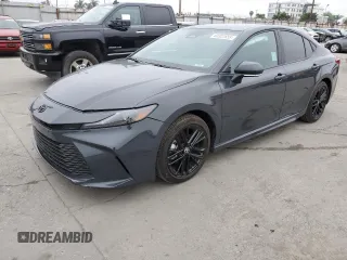 2025 Toyota Camry LE z VIN 4T1DAACK2SU089403, wystawiony jako Copart lot #60322655 z przebiegiem 2 464 mil mil oraz Szkoda całkowita • Salvage title. Historia ofert i sprzedaży dostępna na DreamBid. Obrazek 1.