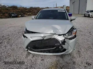 2019 Toyota Yaris L z VIN 3MYDLBYV3KY506033, wystawiony jako Copart lot #47498075 z przebiegiem 71 326 mil mil oraz Szkoda całkowita • Salvage title. Historia ofert i sprzedaży dostępna na DreamBid. Obrazek 11.