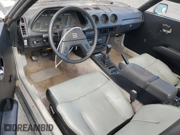 1983 Datsun 280ZX z VIN JN1CZ06S1DX700637, wystawiony jako Copart lot #53893855 z przebiegiem 93 909 mil mil oraz Tytuł czysty. Historia ofert i sprzedaży dostępna na DreamBid. Obrazek 8.