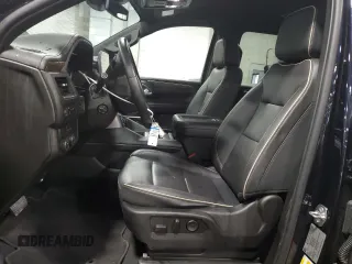 2023 Chevrolet Suburban Premier z VIN 1GNSCFKD4PR527765, wystawiony jako Copart lot #61022915 z przebiegiem 47 728 mil mil oraz Czysty tytuł • Clean title. Historia ofert i sprzedaży dostępna na DreamBid. Obrazek 7.