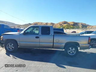 2000 GMC New Sierra 1500 SL with VIN 2GTEC19V6Y1136571, listed as a IAAI auction lot 41043650 with 206,367 mi miles. Bid and sale history available at carsss.com. Image 14.