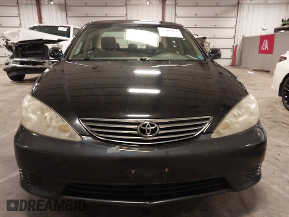 2005 Toyota Camry STD z VIN 4T1BE32K75U591725, wystawiony jako IAAI lot #42407471 z przebiegiem 180 756 mil mil oraz . Historia ofert i sprzedaży dostępna na DreamBid. Obrazek 13.