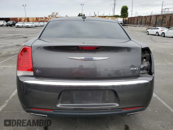 2018 Chrysler 300 Touring L z VIN 2C3CCAAG4JH317108, wystawiony jako Copart lot #55472305 z przebiegiem 70 977 mil mil oraz Szkoda całkowita • Salvage title. Historia ofert i sprzedaży dostępna na DreamBid. Obrazek 6.