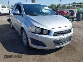 2014 Chevrolet Sonic LT z VIN 1G1JC5SHXE4166515, wystawiony jako IAAI lot #42410467 z przebiegiem 180 330 mil mil oraz . Historia ofert i sprzedaży dostępna na DreamBid. Obrazek 1.